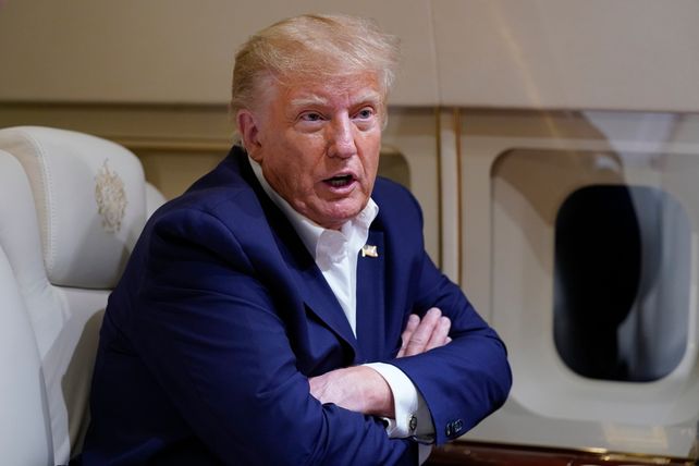 El ex mandatario y probable nuevo candidato republicano dialoga con periodistas el pasado 25 de marzo en un aeropuerto de Texas.