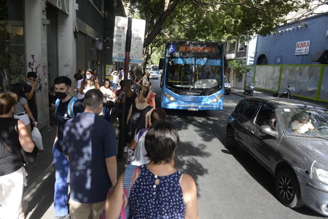 A la espera. La llegada de las unidades se hace larga a medida que avanza la jornada