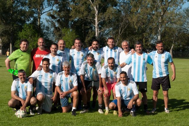 El equipo local. El Gringo junto al conjunto de Albarellos.