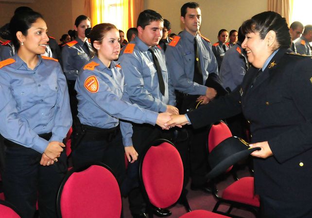 Adriana del Valle Sosa saludando a integrantes de la Policía Comunitaria luego de asumir su cargo.