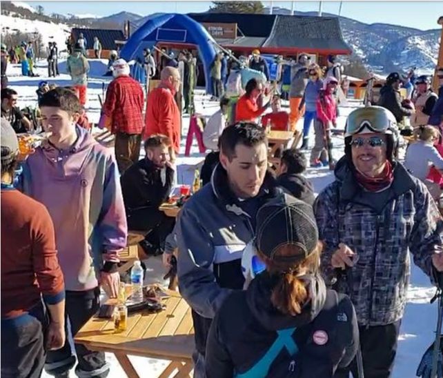 No te rías de la pandemia: imputan a esquiadores de Chapelco y quitan concesión al bar