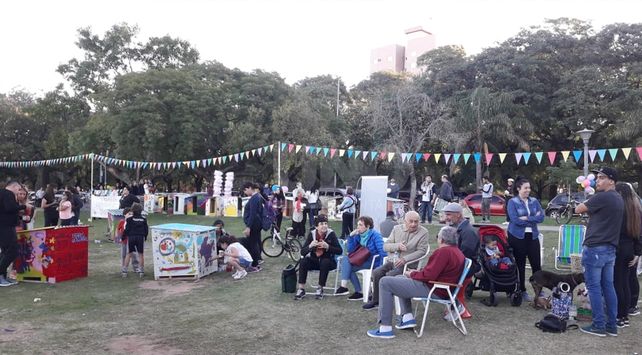Artistas santafesinos intervinieron cuchas para perros de la calle