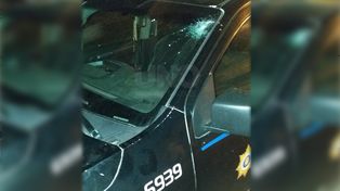 El patrullero apedreado por los familiares de Machado.