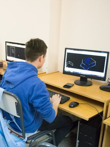 Alumnos de escuela técnica reparan y reciclan notebooks y PC sin cobrar mano de obra