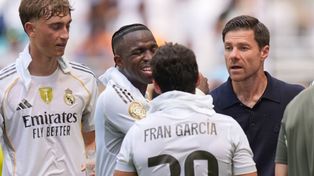 Xavi Alonso, el entrenador del Real Madrid, habla con sus jugadores durante el partido con Al Hilal. El equipo madrileño debutó con un empate en el Mundial de Clubes.