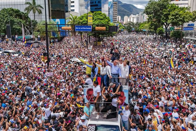 Otra imponente manifestación opositora en Venezuela liderada por María Corina Machado