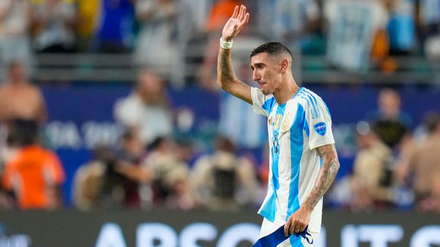 Fideo Di María está de vacaciones en la ciudad, pero nadie sabe qué hará con su futuro futbolístico.