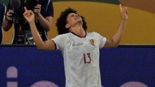 Eduard Bello celebra al cielo. Batacazo de Venezuela y su gran empate de visitante de Brasil.