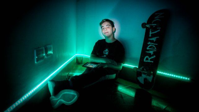Patricio junto a su skate.