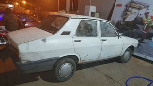 El Renault 12 en el que se desplazaban los delincuentes.