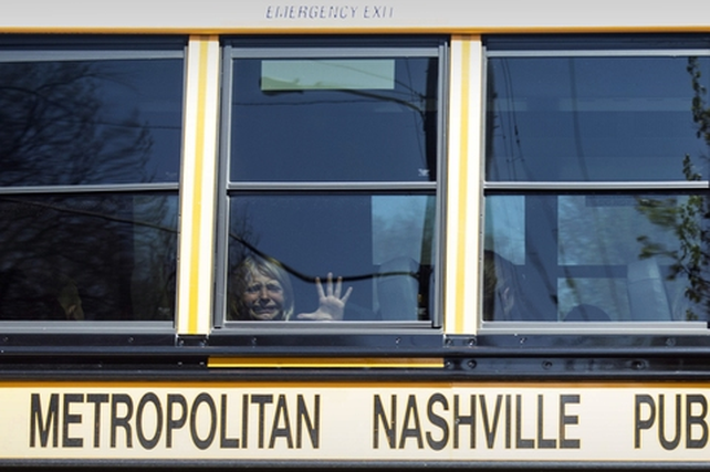 Una niña, traumada, se retira en un colectivo escolar de la escuela atacada en Nashville el pasado 27 de marzo. Pese al terrible hecho, la Legislatura de Tennessee se resiste a cambiar las leyes sobre tenencia de armas.