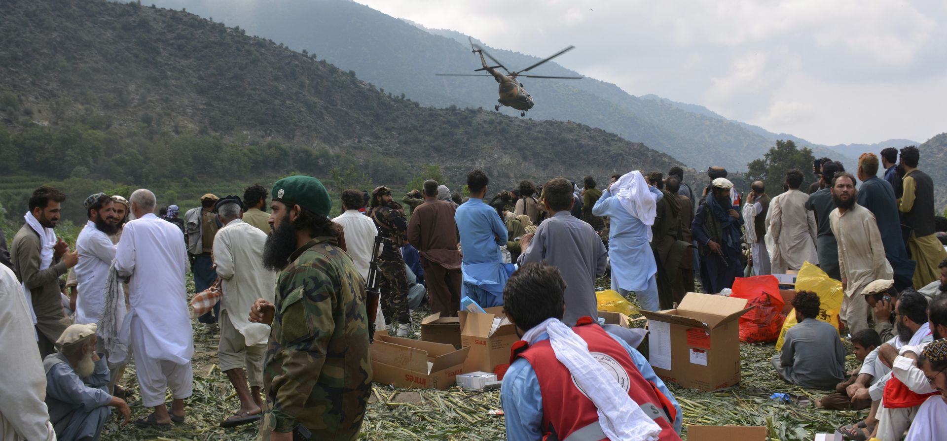 Un helicóptero militar que transportaba a las víctimas heridas de un terremoto que mató a cientos y destruyó aldeas en el este de Afganistán despega en Mazar Dara, provincia de Kunar, Afganistán, el lunes 1 de septiembre de 2025. (Foto AP/Wahidullah Kakar) Un helicóptero militar que transportaba a las víctimas heridas de un terremoto que mató a cientos y destruyó aldeas en el este de Afganistán despega en Mazar Dara, provincia de Kunar, Afganistán, el lunes 1 de septiembre de 2025. (Foto AP/Wahidullah Kakar)
