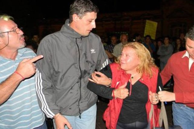 Golpearon a una jueza en medio de un reclamo de justicia