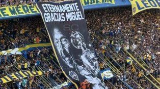 La bandera con el rostro de Miguel Russo que exhibieron los hinchas de Boca tras ganar el clásico.