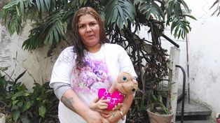 Natalia Bolzán con la remera que tiene la foto de Antonella y el muñeco que su hija llevaba para todos lados.&nbsp;