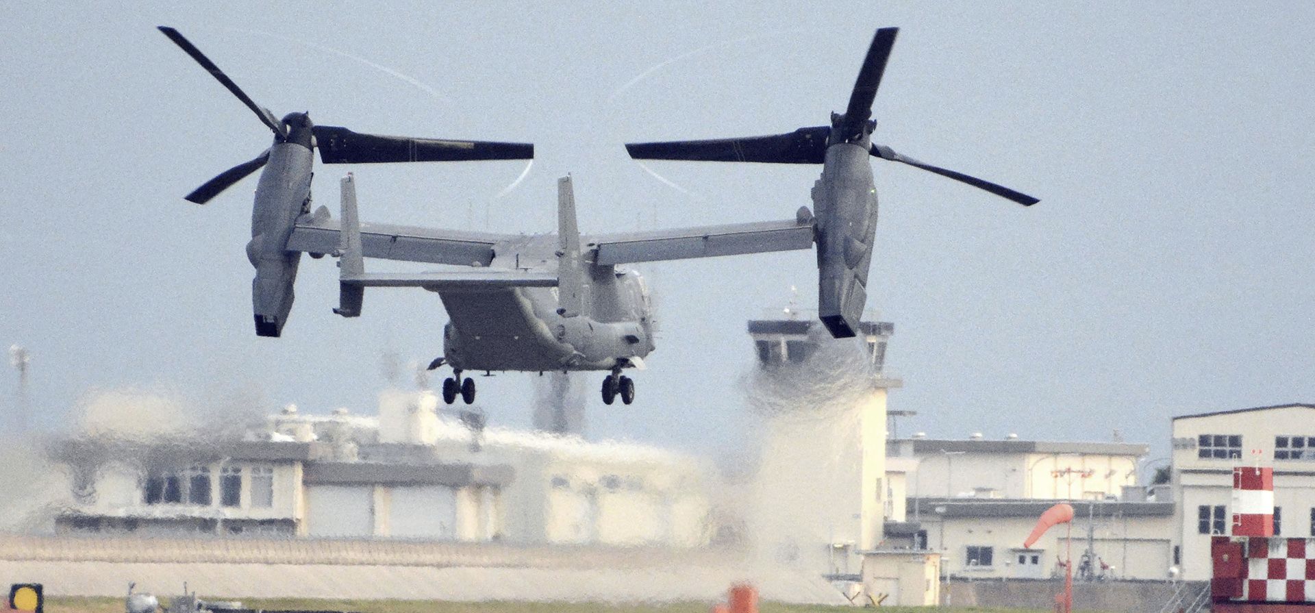 Un CV-22 Osprey militar estadounidense despega de la base de Iwakuni, prefectura de Yamaguchi, en el oeste de Japón, el 4 de julio de 2018. Un avión militar estadounidense Osprey que transportaba a ocho personas se estrelló el miércoles en el mar frente al sur de Japón. (Kyodo News vía AP) Un CV-22 Osprey militar estadounidense despega de la base de Iwakuni, prefectura de Yamaguchi, en el oeste de Japón, el 4 de julio de 2018. Un avión militar estadounidense Osprey que transportaba a ocho personas se estrelló el miércoles en el mar frente al sur de Japón. (Kyodo News vía AP)