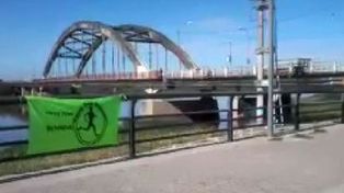 Insólita y peligrosa acrobacia de un ciclista en el Puente Carretero