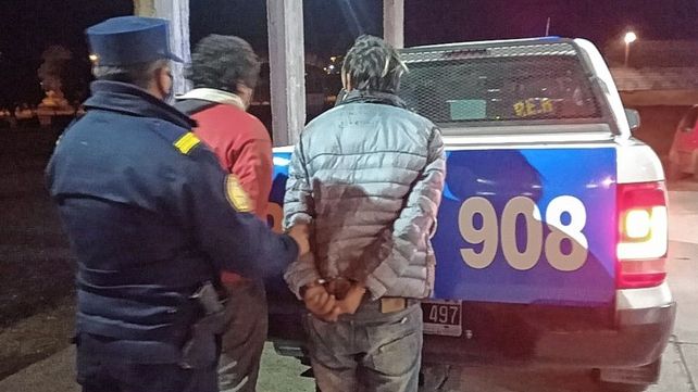 Un policía fue mordido por un ladrón y otro por un perro