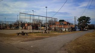Un día después del crimen: la plaza donde mataron a Nelson Miguel Benítez quedó desierta.&nbsp; 