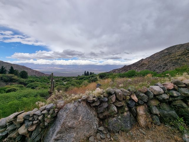 El camino hacia la antigua mina de mica, uno de los posibles recorridos para conocer la zona.