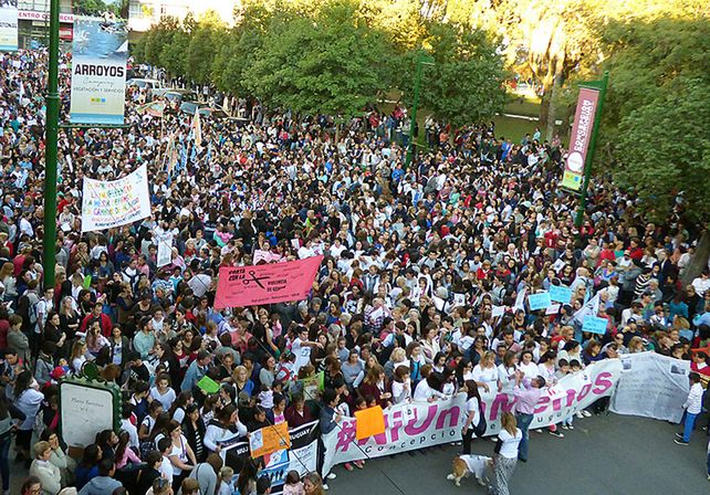 La marcha fue masiva en la plaza Ramírez de Concepción del Uruguay.