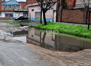 Un socavón que lleva más de 20 años preocupa a los vecinos de Barranquitas: La vereda parece un zigzag y esto no da para más