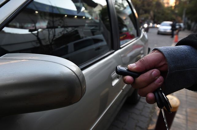 Inhibidores. Delincuentes acechan en distintas zonas al momento de estacionar autos.