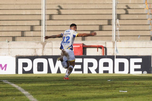 Lautaro Giaccone anotó el primer gol de Central en San Nicolás.