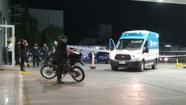 Un joven playero fue ejecutado a balazos este sábado, a última hora, en una estación de servicio de Mendoza al 7600.