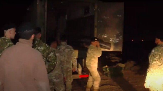 Llegó el primer camión del Ejército para ayudar a combatir los incendios en las islas