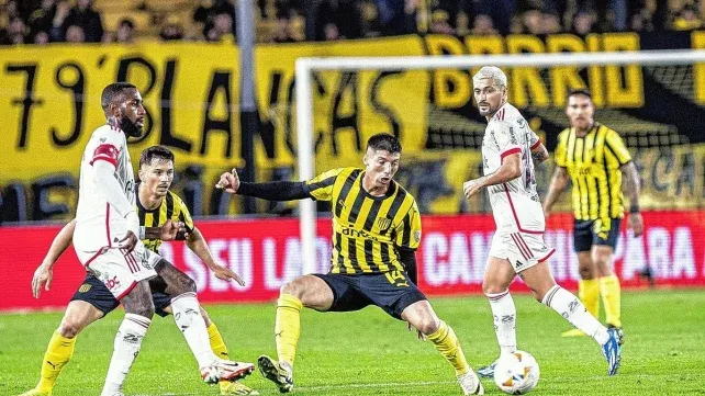 Peñarol dio el golpe y se metió en semifinales de la Copa Libertadores eliminando a Flamengo.