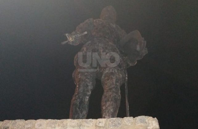 Dañaron la estatua de Juan de Garay frente a la Casa de Gobierno de Santa Fe