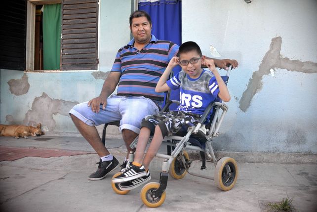 Javier Albornoz luchó 2 años para poder tener el exoesqueleto para su hijo. Foto&nbsp;UNO&nbsp;Mateo Oviedo