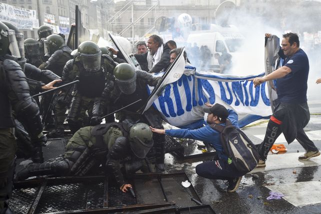 Las familias de los detenidos durante la votación de la ley Bases continúan el reclamo para su liberación.