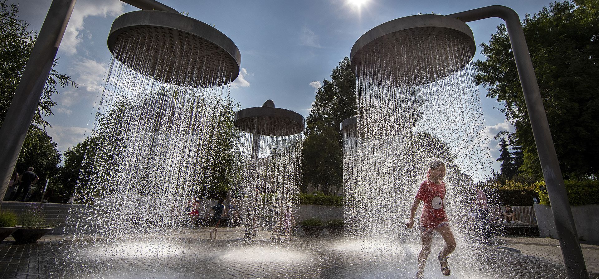 Una niña se refresca en una fuente pública en Vilnius, Lituania. La ola de calor continúa en Lituania, ya que las temperaturas han subido hasta los 32 grados Celsius (89,6 grados Fahrenheit). (Foto AP/Mindaugas Kulbis) Una niña se refresca en una fuente pública en Vilnius, Lituania. La ola de calor continúa en Lituania, ya que las temperaturas han subido hasta los 32 grados Celsius (89,6 grados Fahrenheit). (Foto AP/Mindaugas Kulbis)