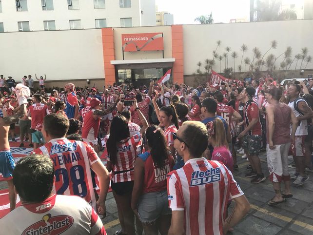 Los hinchas ya viven el partido desde el hotel de Unión en Belo Horizonte
