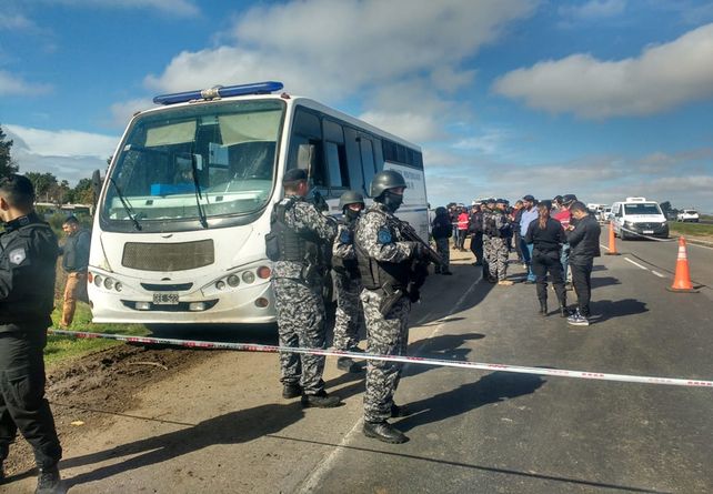 Intensa búsqueda de los presos que se fugaron en un ataque a un móvil del Servicio Penitenciario