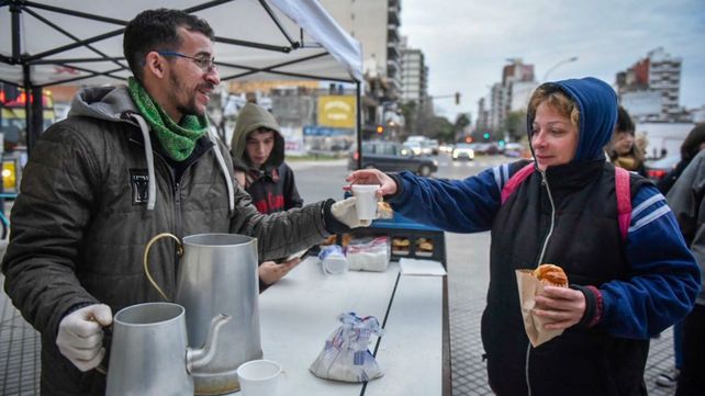 Los estudiantes sirvieron esta mañana un desayuno frente a la Facultad de Medicina.&nbsp;