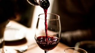 Tomar más de tres copas de vino al día causaría cirrosis