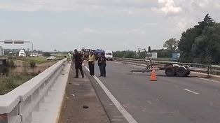 El camión cayó al vacío desde el puente de Arroyo del Medio.