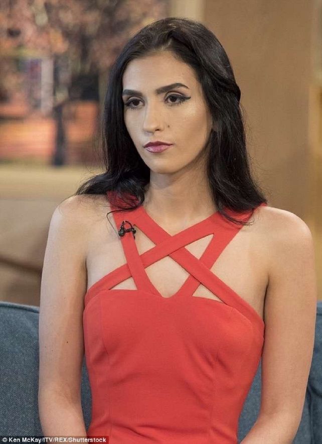 Esta chica vende su virginidad por una necesidad elemental