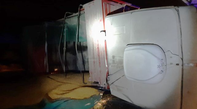 Así quedó el camión tras el vuelco