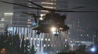 Un helicóptero transporta rehenes liberados de Gaza hacia un hospital, en Petah Tikva, Israel / Foto: Xinhua