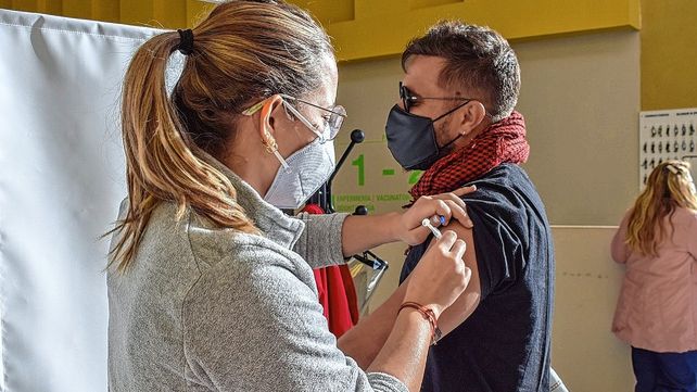Covid-19: faltan colocarse el refuerzo unas 700.000 personas