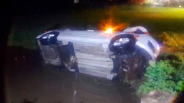 Un automóvil Citroën C4 derrapó y volcó bajo una intensa lluvia a la altura del Club Tilcara