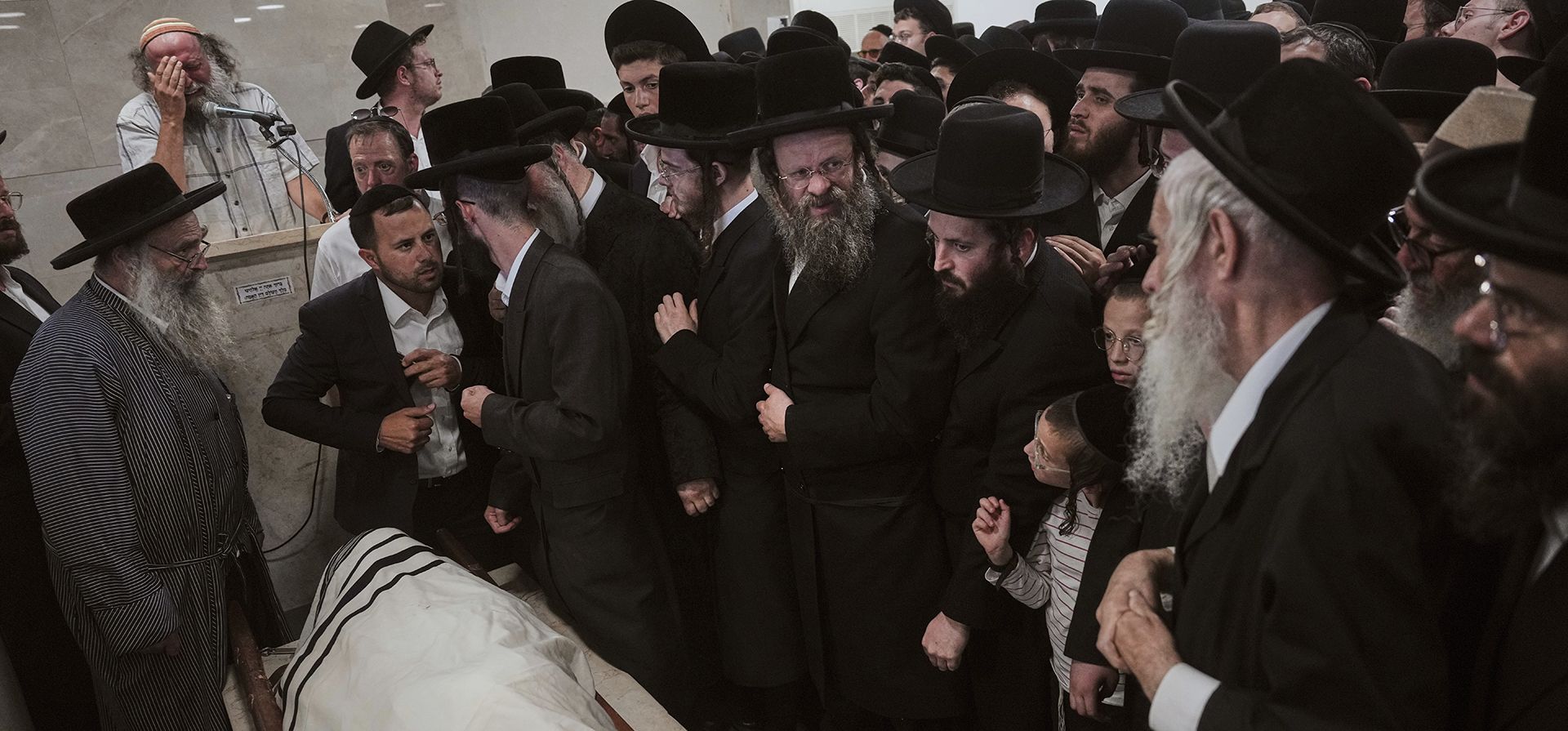 Dolientes asisten al funeral de Levi Yitzhak Pash, quien fue asesinado junto con otros cinco israelíes en un ataque a tiros perpetrado por dos palestinos armados en una parada de autobús en Jerusalén el lunes 8 de septiembre de 2025. (Foto AP/Ariel Schalit) Dolientes asisten al funeral de Levi Yitzhak Pash, quien fue asesinado junto con otros cinco israelíes en un ataque a tiros perpetrado por dos palestinos armados en una parada de autobús en Jerusalén el lunes 8 de septiembre de 2025. (Foto AP/Ariel Schalit)