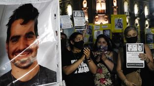 La foto del arquitecto Joaquín Pérez encabezando una de las tantas marchas por justicia.&nbsp; 