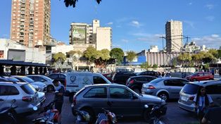 Estacionamiento. La plaza Montenegro se cubrió de autos.