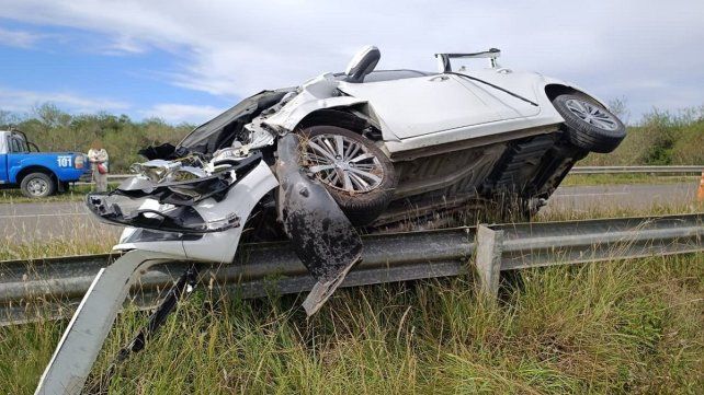 Una conductora perdió el control de su auto y se subió al guardarrail en la Autovía 14.&nbsp;