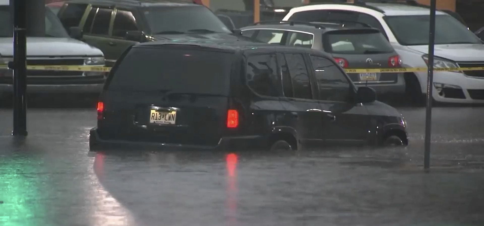 Lluvias intensas azotaron el lunes por la noche partes del noreste de Estados Unidos, lo que provocaron inundaciones repentinas en áreas de Nueva York y Nueva Jersey que dejaron vehículos varados en las calles, el 14 de julio de 2025. (WABC-TV vía AP) Lluvias intensas azotaron el lunes por la noche partes del noreste de Estados Unidos, lo que provocaron inundaciones repentinas en áreas de Nueva York y Nueva Jersey que dejaron vehículos varados en las calles, el 14 de julio de 2025. (WABC-TV vía AP)